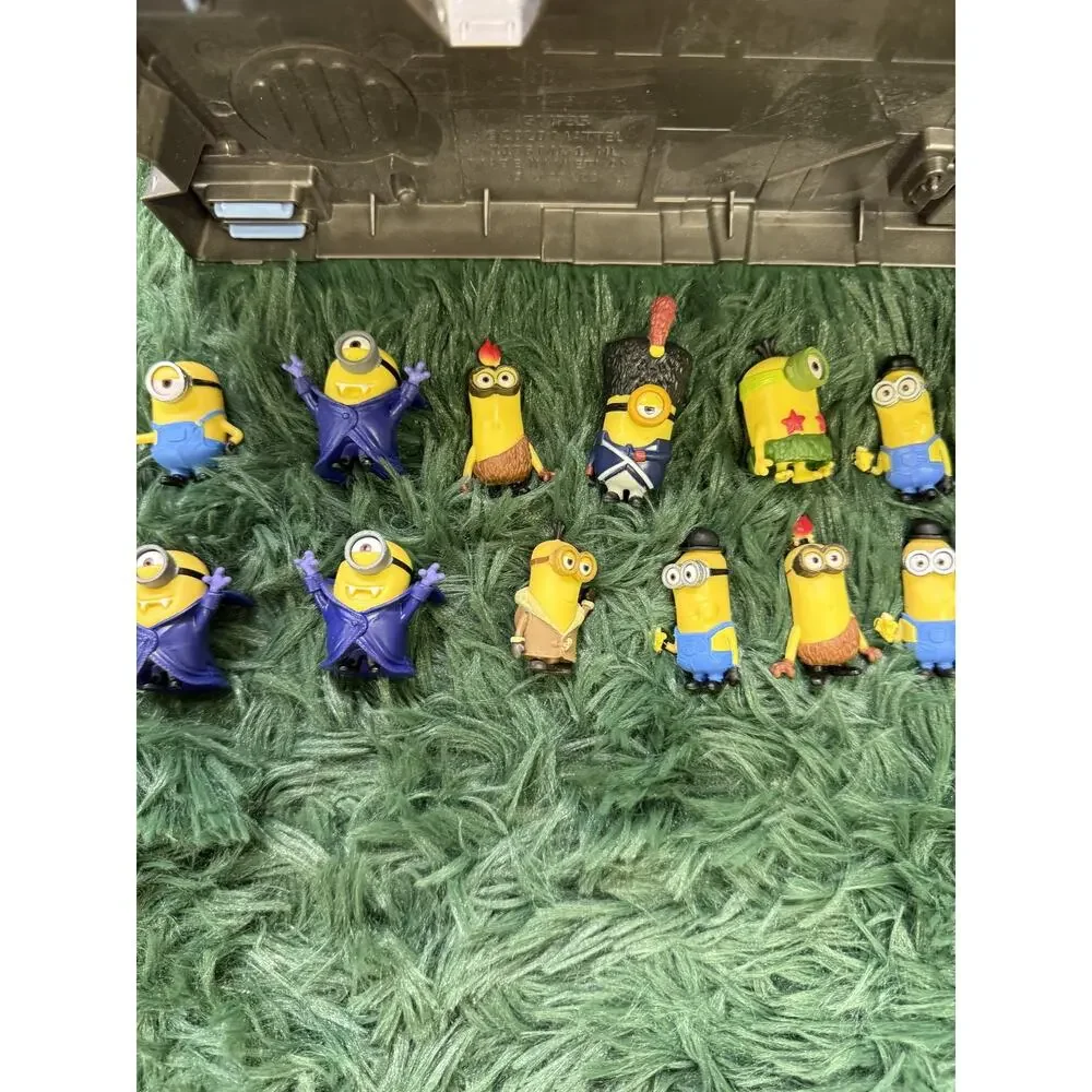 Minions Despicable Me Mega Bloks Factory Playset with 17 Minifigures Mattel
